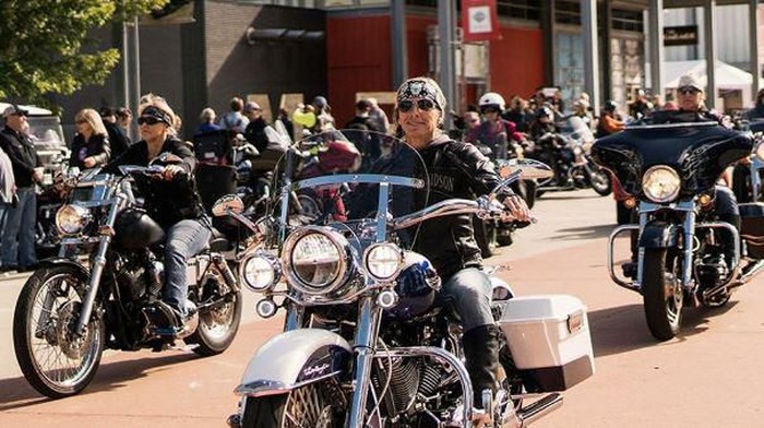 Ribuan wanita naik Harley-Davidson pecahkan rekor dunia