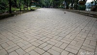 Jalan utama di dalam kawasan Setu Babakan terlihat sepi.