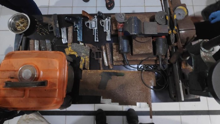 Polres Ogan Komering Ilir bongkar home industry senpi, pelaku ditembak mati (dok. Istimewa)