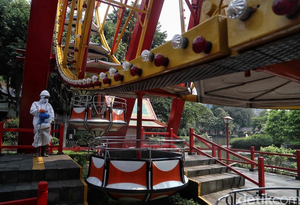 Sejumlah wahana di Dufan dikosongkan dan dilakukan operasi disinfeksi dengan menyemprotkan cairan disinfektan. Pradita Utama/detikcom. Sejumlah wahana di Dufan dikosongkan dan dilakukan operasi disinfeksi dengan menyemprotkan cairan disinfektan. Pradita Utama/detikcom.