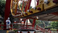 Sejumlah wahana di Dufan dikosongkan dan dilakukan operasi disinfeksi dengan menyemprotkan cairan disinfektan. Pradita Utama/detikcom.
