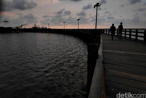 Ditutupnya pantai dimanfaatkan petugas untuk menyisir sekaligus membersihkan area yang jadi lokasi favorit warga untuk berkumpul. Pradita Utama/detikcom. Ditutupnya pantai dimanfaatkan petugas untuk menyisir sekaligus membersihkan area yang jadi lokasi favorit warga untuk berkumpul. Pradita Utama/detikcom.