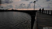 Ditutupnya pantai dimanfaatkan petugas untuk menyisir sekaligus membersihkan area yang jadi lokasi favorit warga untuk berkumpul. Pradita Utama/detikcom.