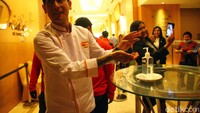 Di kesempatan yang sama, Chef Juna juga memperagakan antisipasi menularnya virus corona lewat gaya hidup sehat.