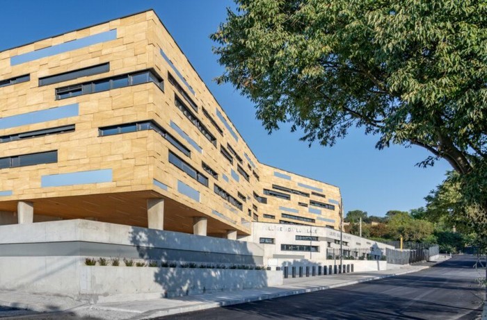 Keren! Sekolah Ini Manfaatkan Matahari Jadi Sumber Listrik Di Prancis tepatnya di kota Nîmes, ada sebuah sekolah clean enegry yang memakai energi matahari sebagai sumber listriknya.