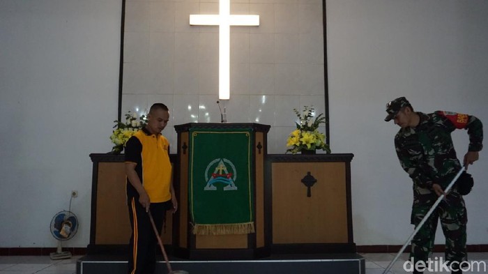 Polisi bersih-bersih rumah ibadah di Kota Banjar