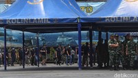 Sekitar 30 menit dibutuhkan untuk menyandarkan kapal KRI Semarang ini di Kolinlamil. Beberapa prajurit TNI juga terlihat bersiaga di pinggir pelabuhan.