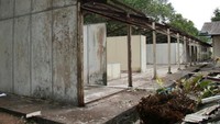 Pada tahap awal akan dibangun 2 gedung bertingkat 2 berada di Zona B yang terdiri dari fasilitas observasi/penampungan/karantina (termasuk isolasi) berjumlah 400 tempat tidur, terdiri dari ruang observasi sebanyak 350 tempat tidur dan ruang isolasi sebanyak 30 tempat tidur untuk Intensive Care Unit (ICU) dan 20 tempat tidur untuk Non ICU.