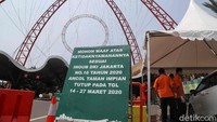 Papan pemberitahuan penutupan kawasan Ancol juga mejeng di pintu masuk.