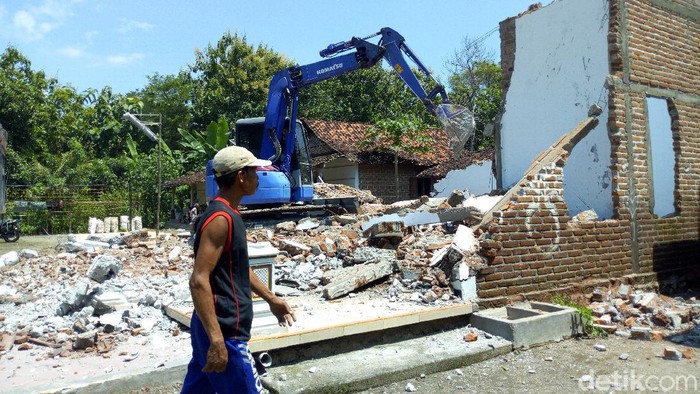 viral suami selingkuh istri robohkan rumah dengan alat berat