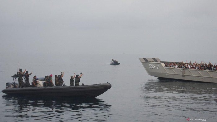 Panglima Kogasgabpad Laksamana Madya Yudo Margono memantau langsung proses pemindahan anak buah kapal (ABK) World Dream melalui Sea Rider saat menuju KRI Semarang di Pulau Sebaru kecil, Kepulauan Seribu, DKI Jakarta, Sabtu (14/3/2020) (ANTARA/FAUZI LAMBOKA)