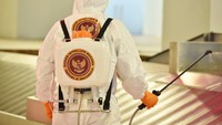 Mereka terus menyisir tiap sudut untuk melakukan disinfeksi.