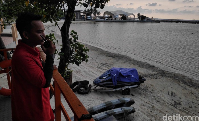 Pantai Ancol menjadi salah satu destinasi wisata yang ditutup untuk menghalau penyebaran virus corona. Hal itu membuat pantai tersebut sepi pengunjung bak 'pantai perawan'.