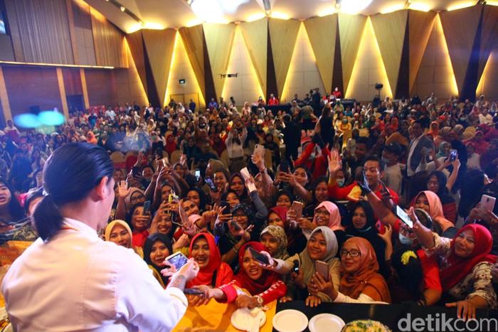 Keseruan Ratusan Emak-emak Padati Demo Masak Ratusan emak-emak memadati lokasi demo memasak yang digelar di Hotel Ciputra, Jakarta Barat.