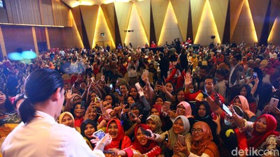 Keseruan Ratusan Emak-emak Padati Demo Masak