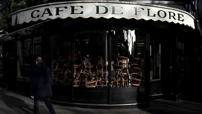 cafe de Flore tutup karena virus Corona A picture taken on March 15, 2020 in Paris Saint-Germain-des-Pres district shows chairs piled up inside the Cafe de Flore as cafes and restaurants are closed amid spread of novel coronavirus (COVID-19). - France on March 14, 2020 drastically stepped up its measures against the spread of the coronavirus, announcing the closure of all non-essential public places including restaurants and cafes. (Photo by Philippe LOPEZ / AFP)