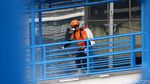 Aksi Petugas Menyemprotkan Disinfektan di Ruang Publik