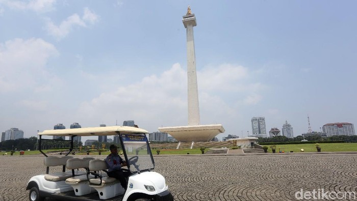 Monas jadi salah satu objek wisata yang ditutup guna cegah penyebaran corona di wilayah Jakarta. Yuk, lihat suasana di Monas yang kini sunyi dari pengunjung.