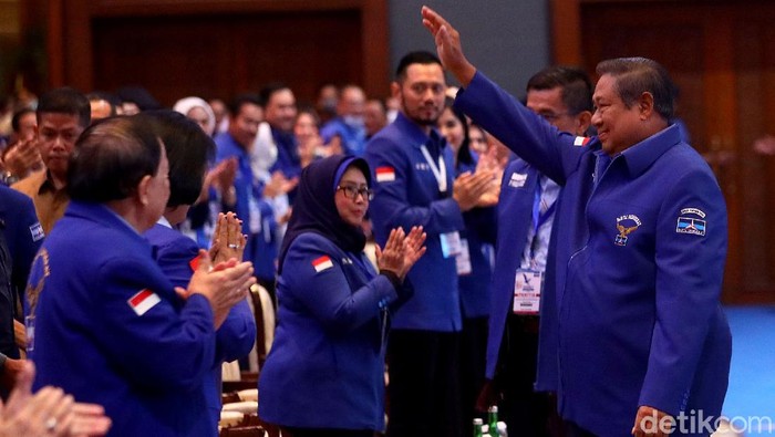 Agus Harimurti Yudhoyono (AHY) resmi menjadi Ketum Partai Demokrat 2020-2025. Ia menggantikan ayah kandungnya, Susilo Bambang Yudhoyono (SBY).