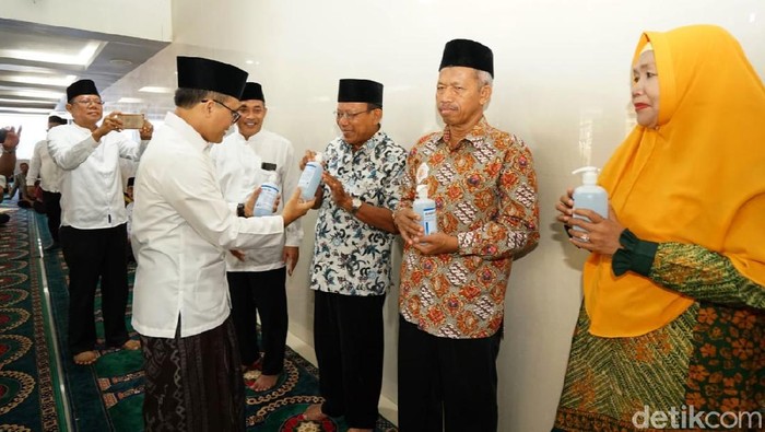 bupati anas berikan hand sanitizer ke masjid dan gereja
