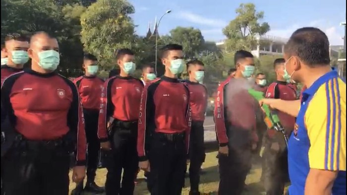 Cegah Corona, Anggota Polisi Polda Sumbar Disemprot Disinfektan