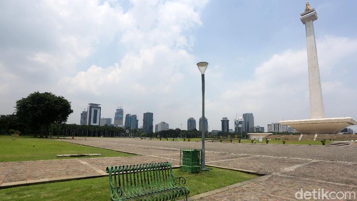 Monas jadi salah satu objek wisata yang ditutup guna cegah penyebaran corona di wilayah Jakarta. Yuk, lihat suasana di Monas yang kini sunyi dari pengunjung.