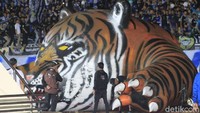 Patung raksasa Maung Bandung juga disiapkan para penggemar Persib (Foto: Yudha Maulana/detikcom)