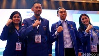 Agus Harimurti Yudhoyono (AHY) didampingi istri Annisa Pohan, Edhie Baskoro Yudhoyono dan istri Siti Rubi Aliya Rajasa, berpose disela-sela acara Kongres V Partai Demokrat.