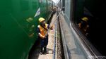 Gerbong Kereta di Stasiun Pasar Senen Disemprot Disinfektan