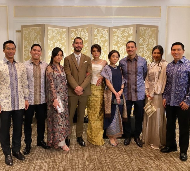 Sosialita yang dikenal sebagai direktur di perusahaan minyak dan gas, Adinda Bakrie, resmi menikah lagi pada 15 Maret 2020. Adinda dan pasangannya Vinny Di Lucia melangsungkan akad nikah dengan hanya dihadiri keluarga dan kerabat dekat. Adinda Bakrie tampil simple namun elegan dengan busana rancangan Didit Hediprasetyo di hari pernikahannya. Foto: Instagram