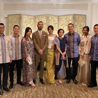 Sosialita yang dikenal sebagai direktur di perusahaan minyak dan gas, Adinda Bakrie, resmi menikah lagi pada 15 Maret 2020. Adinda dan pasangannya Vinny Di Lucia melangsungkan akad nikah dengan hanya dihadiri keluarga dan kerabat dekat. Adinda Bakrie tampil simple namun elegan dengan busana rancangan Didit Hediprasetyo di hari pernikahannya. Foto: Instagram