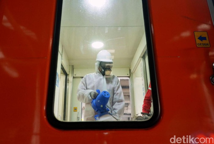 KAI Bandung Antisipasi Penyebaran Virus Corona PT KAI berupaya berbagai cara untuk mencegah penyebaran virus Corona. Beberapa diantaranya dengan melakukan pemeriksaan suhu tubuh dan menyemprotkan disinfektan