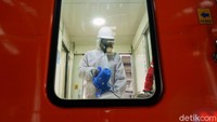 PT Kereta Api Indonesia (KAI) berupaya berbagai cara untuk mencegah penyebaran virus Corona (Covid-19). Salah satunya dengan melakukan penyemprotan disinfektan pada rangkaian kereta.