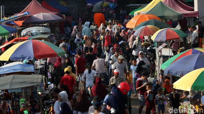 Jalan Inspeksi di kawasan Kanal Banjir Timur ramai dipenuhi warga beraktivitas. Tak sedikit yang datang berolahraga atau mengisi akhir pekan bersama keluarga.