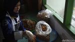 Intip Pembuatan Keripik Jamur Kamojang