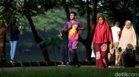 Saat akhir pekan, Jalan Inspeksi yang berada di kawasan Kanal Banjir Timur itu kerap didatangi warga untuk berolahraga, mulai dari jogging, senam, hingga bersepeda.