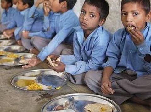 Sekolah Diliburkan, Guru Tetap Kirimkan Makanan Gratis untuk Anak Didik
