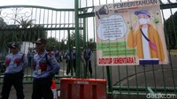Informasi terkait penutupan Monas pun terlihat dipasang di salah satu pagar yang berada di kawasan objek wisata tersebut.
