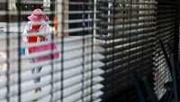 Tak sedikit pusat perbelanjaan yang sepi pengunjung maupun ditutup guna mencegah penyebaran virus corona kian meluas di masyarakat. AP Photo/Ariel Schalit. Tak sedikit pusat perbelanjaan yang sepi pengunjung maupun ditutup guna mencegah penyebaran virus corona kian meluas di masyarakat. AP Photo/Ariel Schalit.