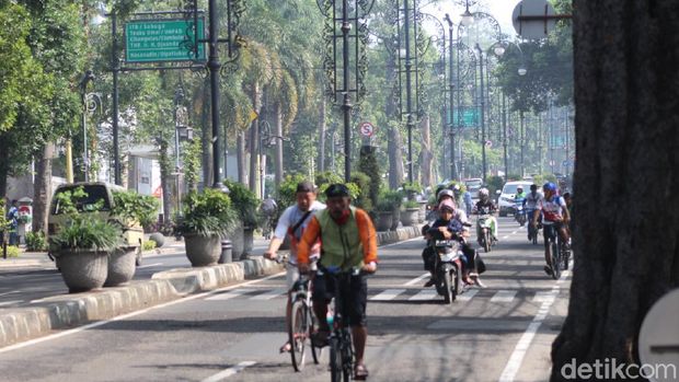 Pandemi Corona, Kawasan Gasibu Bandung Tetap Ramai Dikunjungi Warga