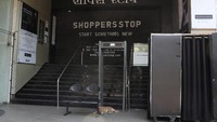 Penampakan seekor anjing yang tengah beristirahat di depan pintu masuk sebuah pusat perbelanjaan di Mumbai, India, yang ditutup untuk sementara waktu guna mencegah penyebaran COVID-19. AP Photo/Rafiq Maqbool. Penampakan seekor anjing yang tengah beristirahat di depan pintu masuk sebuah pusat perbelanjaan di Mumbai, India, yang ditutup untuk sementara waktu guna mencegah penyebaran COVID-19. AP Photo/Rafiq Maqbool.
