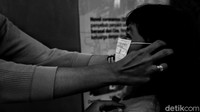 Guna mencegah penyebaran virus corona, sosialisasi terkait virus tersebut serta pencegahan dan penanggulangan COVID-19 giat dilakukan di masyarakat. Pembagian masker gratis hingga penyediaan fasilitas antiseptik maupun hand sanitizer pun dilakukan di sejumlah ruang publik salah satunya di sarana transportasi publik seperti stasiun kereta maupun halte bus TransJakarta.