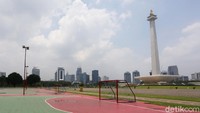 Sebagai salah satu objek wisata maupun landmark populer di Jakarta tak sedikit warga maupun wisatawan yang datang ke Monas. Aktivitas yang dilakukan pun beragam mulai dari beriwisata bersama keluarga hingga berolahraga di lapangan yang berada di area sekitar Monas. Namun kini kawasan itu sepi dari pengunjung karena Monas menjadi salah satu tempat wisata yang ditutup untuk mencegah penyebaran COVID-19.
