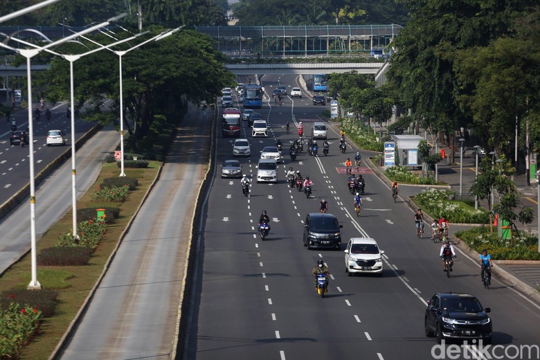 Car Free Day Ditiadakan di Kawasan Bundaran HI Car Free Day (CFD) di kawasan Bundaran HI dihentikan sementara guna cegah penyebaran virus corona. Seperti apa suasana di kawasan Bundaran HI hari ini?