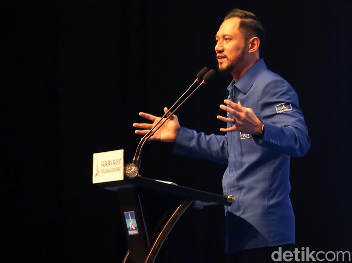 Agus Harimurti Yudhoyono (AHY) resmi menjadi Ketum Partai Demokrat 2020-2025. Ia menggantikan ayah kandungnya, Susilo Bambang Yudhoyono (SBY).