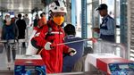 Aksi Petugas Menyemprotkan Disinfektan di Ruang Publik