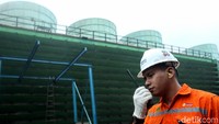 Seorang petugas melakukan pengecekan unit di PLTP Kamojang yang berada di kawasan Jawa Barat.