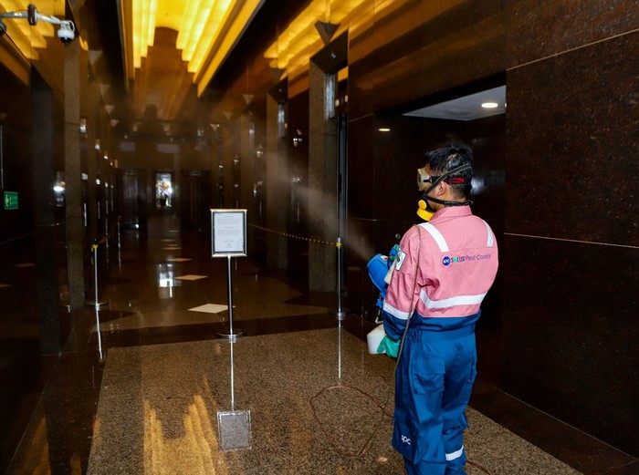 Kantor Pusat Bank BRI juga Disemprot Disinfektan Seorang petugas tampak sedang melakukan penyemprotan disinfektan di Plaza BRI 1 dan 2 Kantor Pusat Bank BRI, Jakarta Pusat, Minggu (15/3). Aktifitas tersebut merupakan upaya BRI untuk memberikan perlindungan terhadap kesehatan dan keselematan para pekerja BRI.