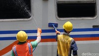 Tak hanya di bagian dalam kereta, bagian luar kereta juga turut disemprotkan disinfektan.