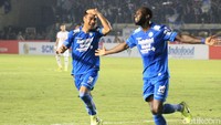 Sempat tertinggal satu gol, Persib membalas lewat gol Geoffrey Castillion (Foto: Yudha Maulana/detikcom)